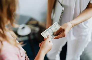 Erkek Eşinden Habersiz Ailesine Para Verebilir Mi?
